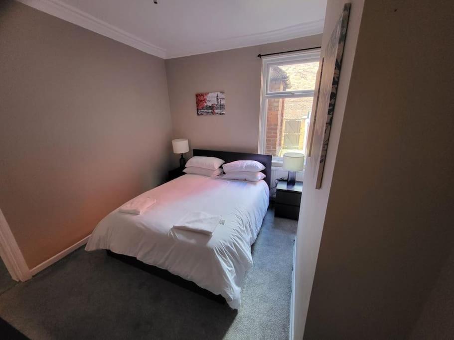 4 Bedroom House, 8 Min To City! Mánchester Exterior foto