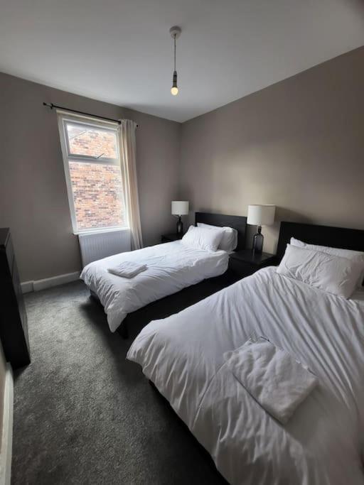 4 Bedroom House, 8 Min To City! Mánchester Exterior foto