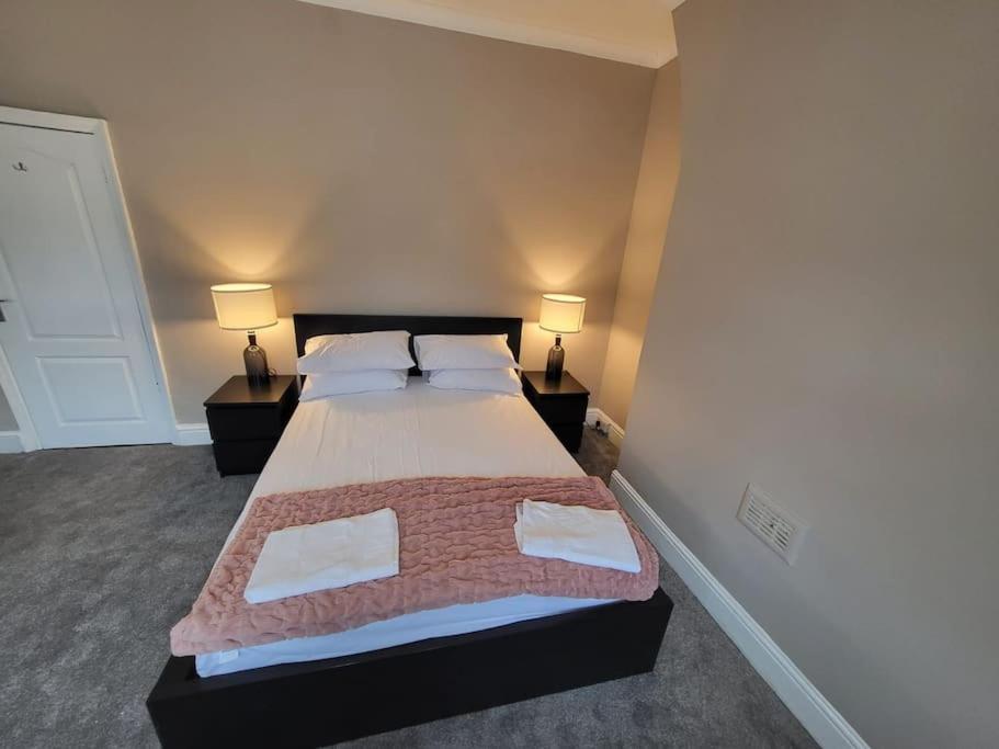 4 Bedroom House, 8 Min To City! Mánchester Exterior foto