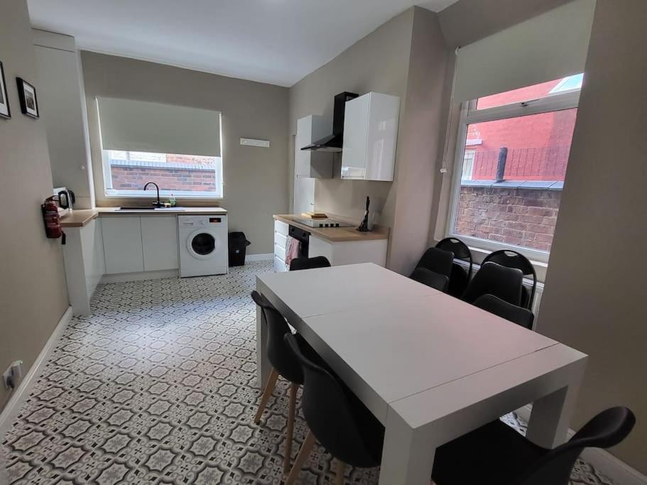 4 Bedroom House, 8 Min To City! Mánchester Exterior foto